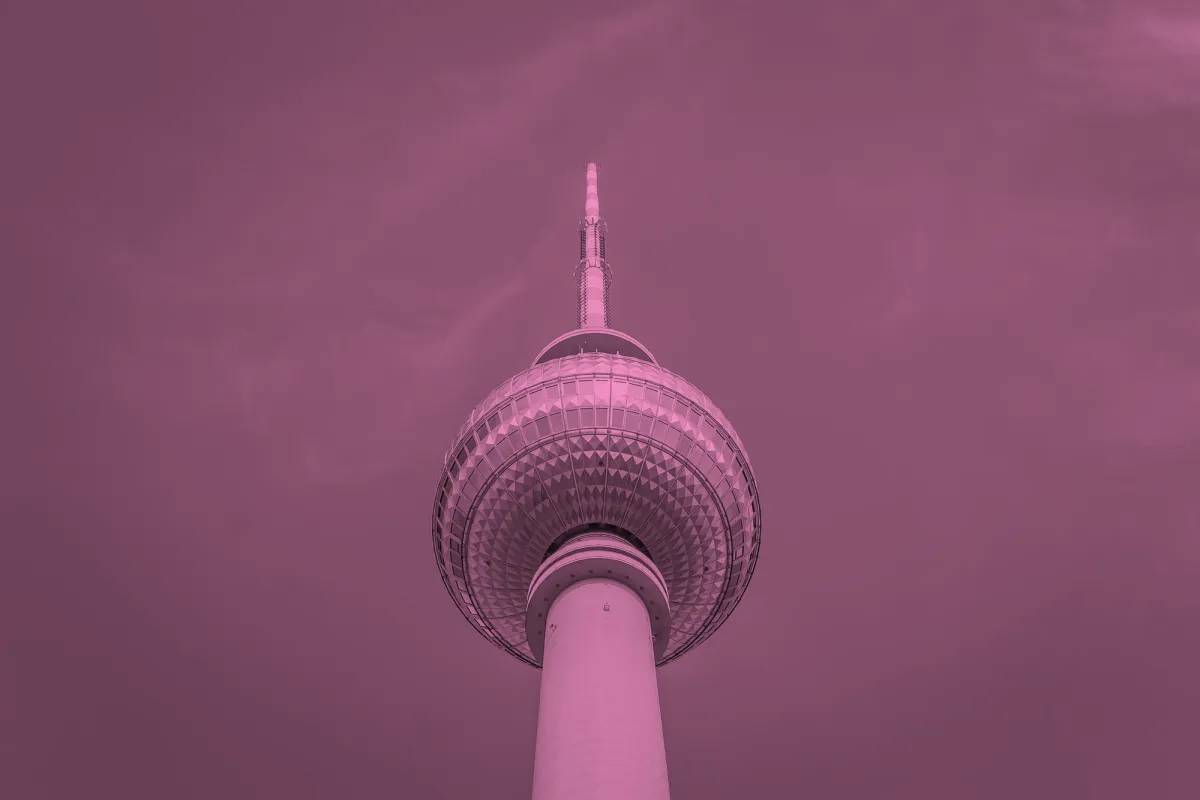 Fernsehturm vor violettem Himmel, von unten fotografiert.