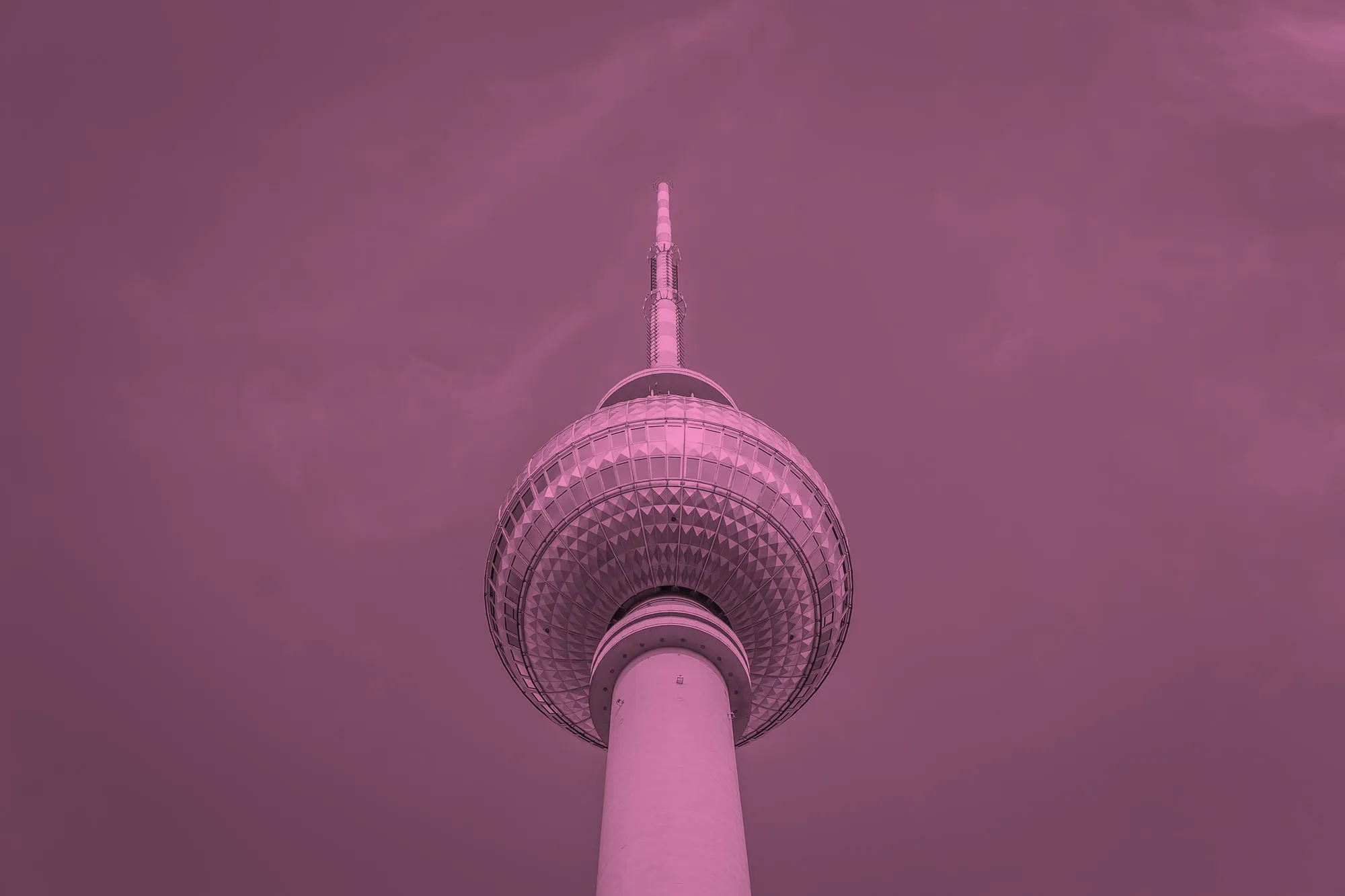 Fernsehturm vor violettem Himmel, von unten fotografiert.